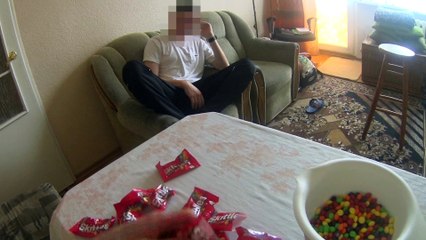 EATING 1 KILO  (2,2 lbs) SKITTLES CHALLENGE (RAINBOW VOMIT) !!!