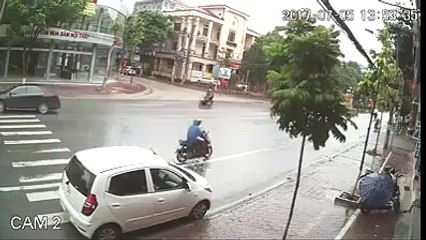 Mở cửa xe ẩu, nữ tài xế khiến 1 người nhập viện