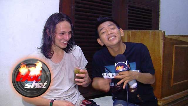 Dylan Carr Ditantang Angga Putra Makan Tutut - Hot Shot 09 Juli 2017