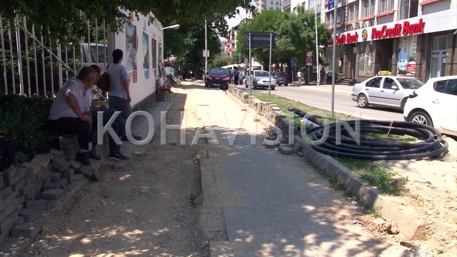 Qytetarët akuzojnë ujësjellësin për mos përfundim të punimeve në rrugët e Prishtinës