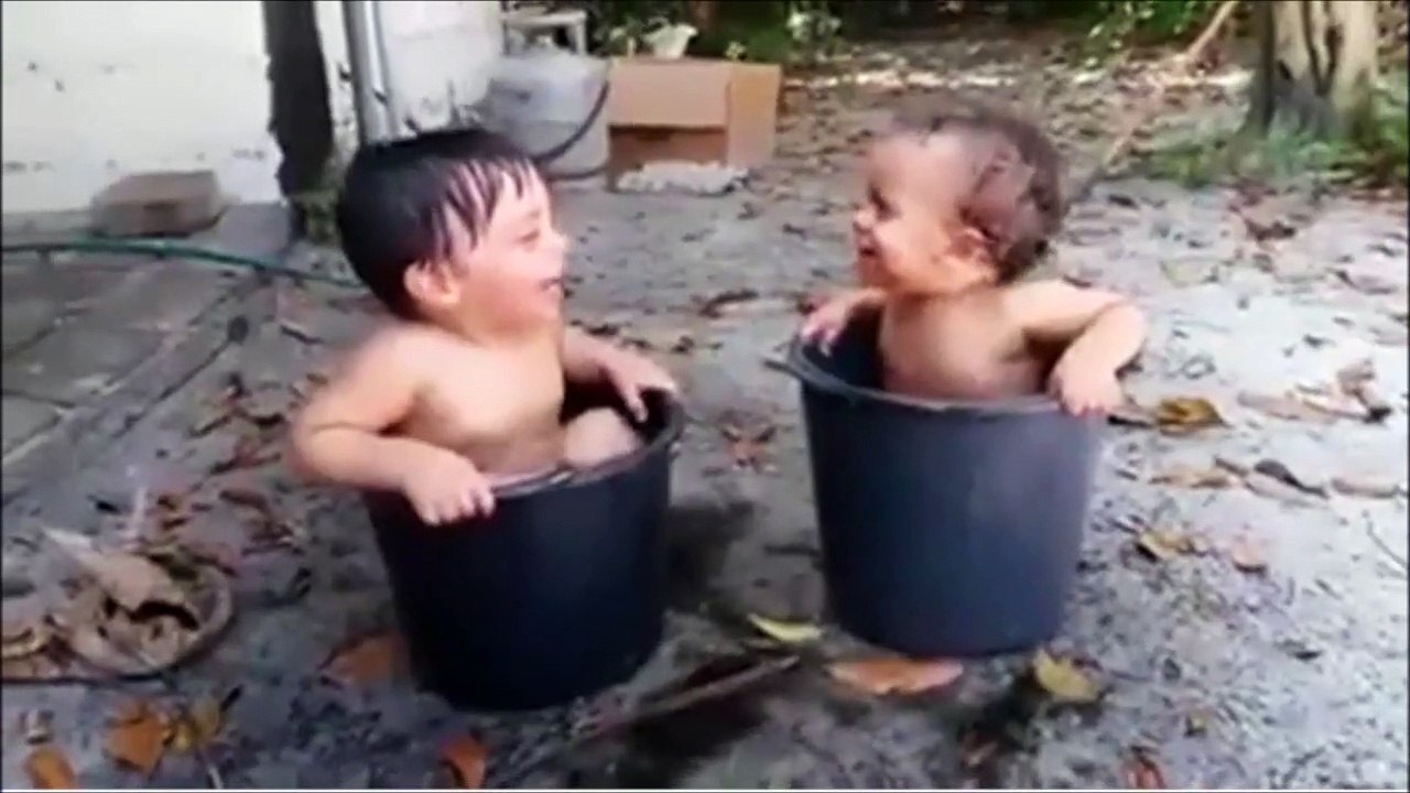 L'éclate totale : ces deux bébés s'éclatent dans un seau d'eau