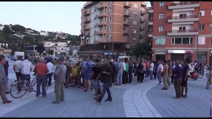 Ora News – Atentati në Vlorë, gjenden fije floku e armë tek makina e djegur