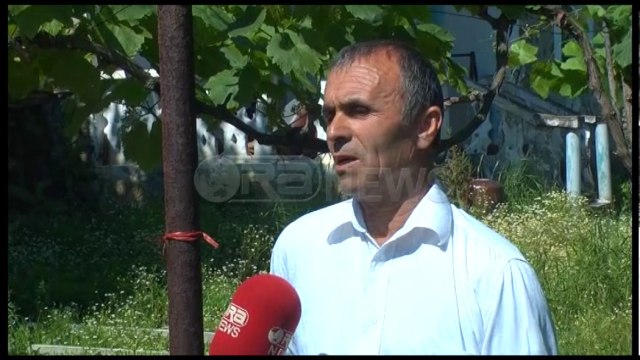 Ora News - Dëmtohen banesat nga rrëshqitjet e tokës, dy vëllezërit enden rrugëve