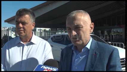 Ora News - Mbërrin trupi i Gjovalin Kadelit, nësër i jepet lamtumira