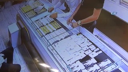 Kuyumcuyu Dolandırdı, Kaçamadan Yakalandı