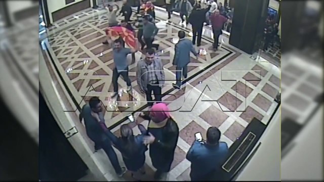 Мукоски без коментар за снимките на кои се гледа како ги отвора вратите за демонстрантите