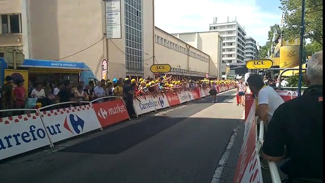Chambéry : à deux heures de l'arrivée déjà beaucoup de monde et de l'animation dans la dernière ligne droite