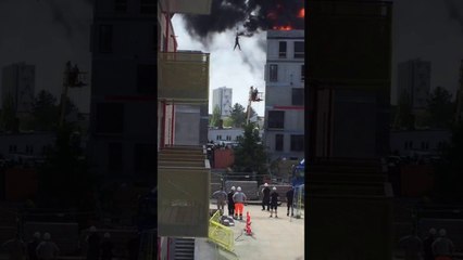 sauvé des flammes par une grue