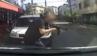 İstanbul’da polisle soyguncuların çatışma anı kamerada