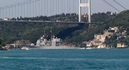 ABD Savaş Gemisi Istanbul Boğazı'ndan Geçti