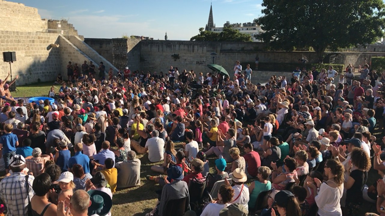 Public conquis par les premiers éclat(s) de rue