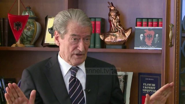 Akuza e ish-kryeministrit Berisha: Armë kimike në miting - Top Channel Albania - News - Lajme