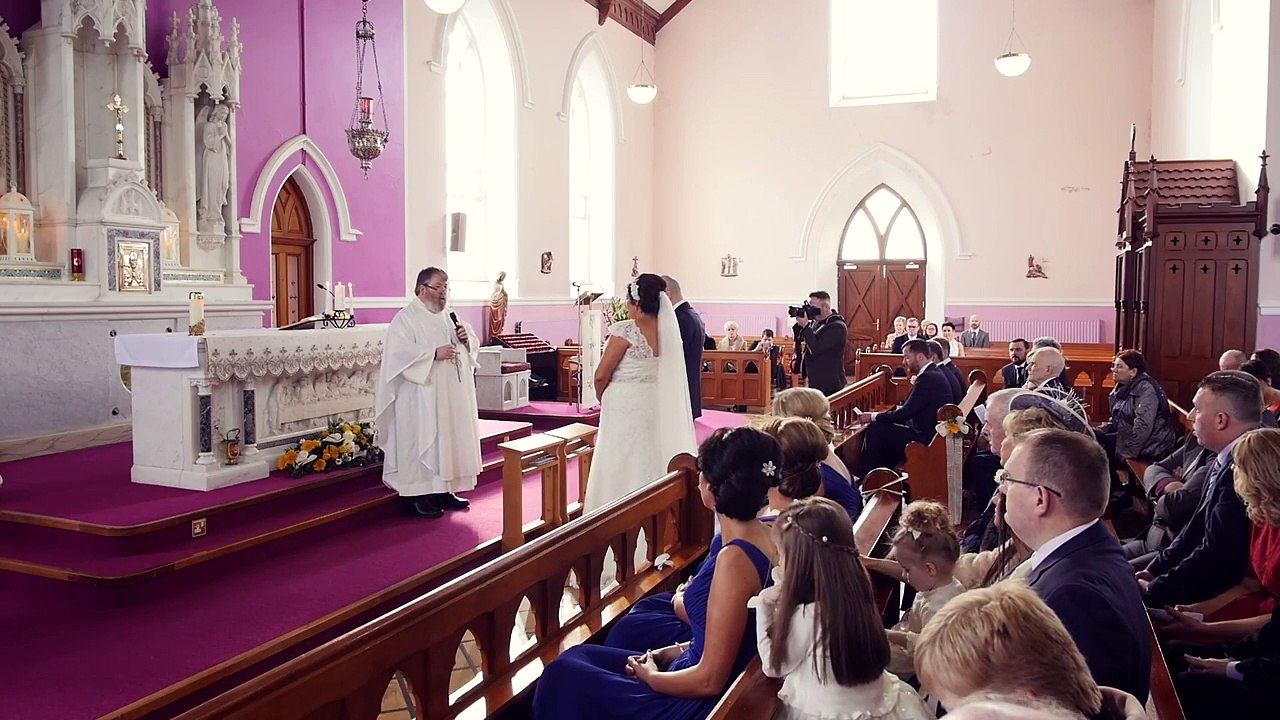La cérémonie est "interrompue" par une voix au fond : La mariée se retourne et... éclate en sanglots!