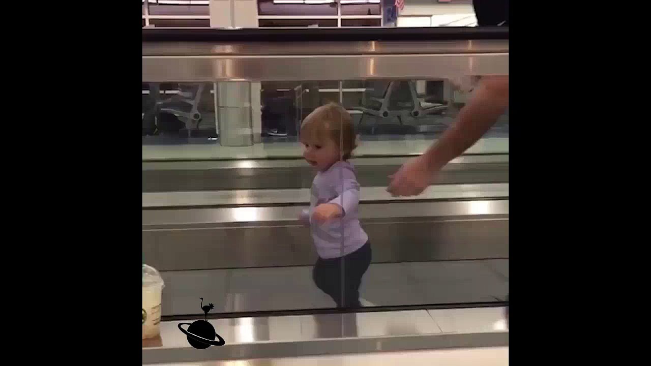 Dondurmaya Ulaşmaya Çalışan Çocuk