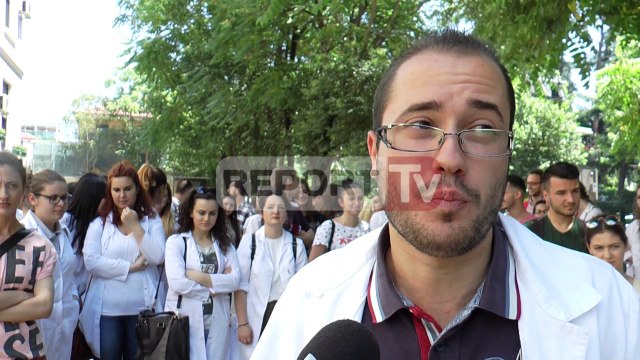 Report TV -Studentët e mjekësisë në ditën e dytë të protestave: Të votohet këshilli i studentëve