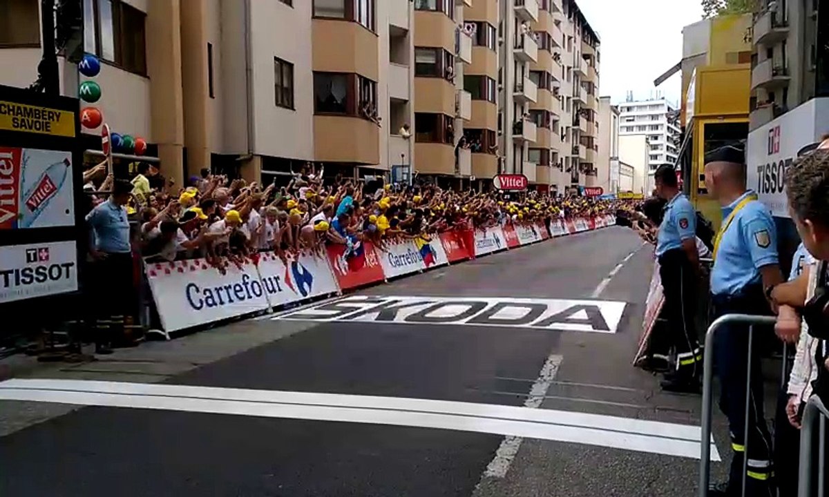 Tour de France à Chambéry : le passage des coureurs sur la ligne d'arrivée !