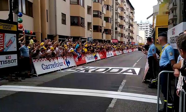 Tour de France à Chambéry : le passage des coureurs sur la ligne d'arrivée !