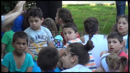 Ora News - Recitimi i Bushatit: “Nderroi kostumet ngjyra-ngjyra/Por e zeze i mbeti fytyra”