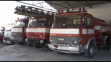 Ora News - Vlorë - Menaxhimi i zjarreve, zjarrfikëset nuk hyjnë dot mes pallateve