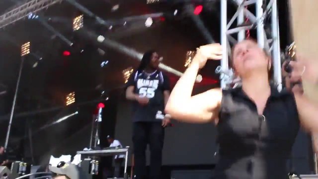 Ce rappeur croit qu'elle danse... Traductrice langage des signes !