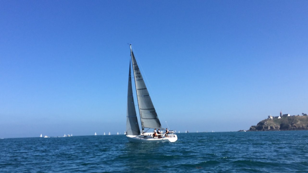 Mettre à l'eau les bouées, accompagner les équipiers, bienvenue dans les coulisses de la course