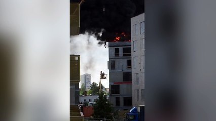 Grúa salva a un trabajador atrapado en un enorme incendio