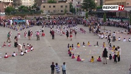 Report TV - 1 Qershori, fëmijët mirditorë i japin ngjyra të veçanta sheshit të Rrëshenit
