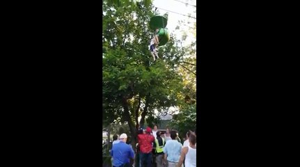 Une fille suspendue à un manège fini par lâcher.