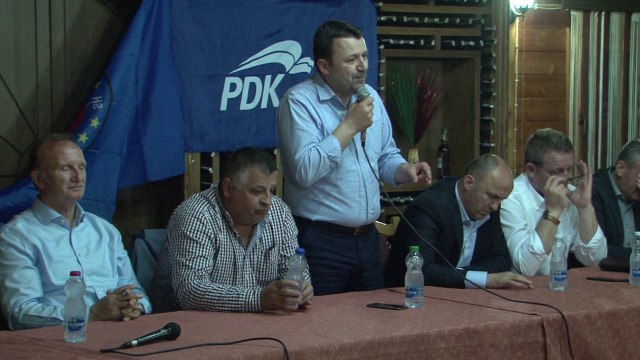 Kandidatët për deputet nga radhët e PDK-së takohen me banorët e fshatit Dujakë - Lajme