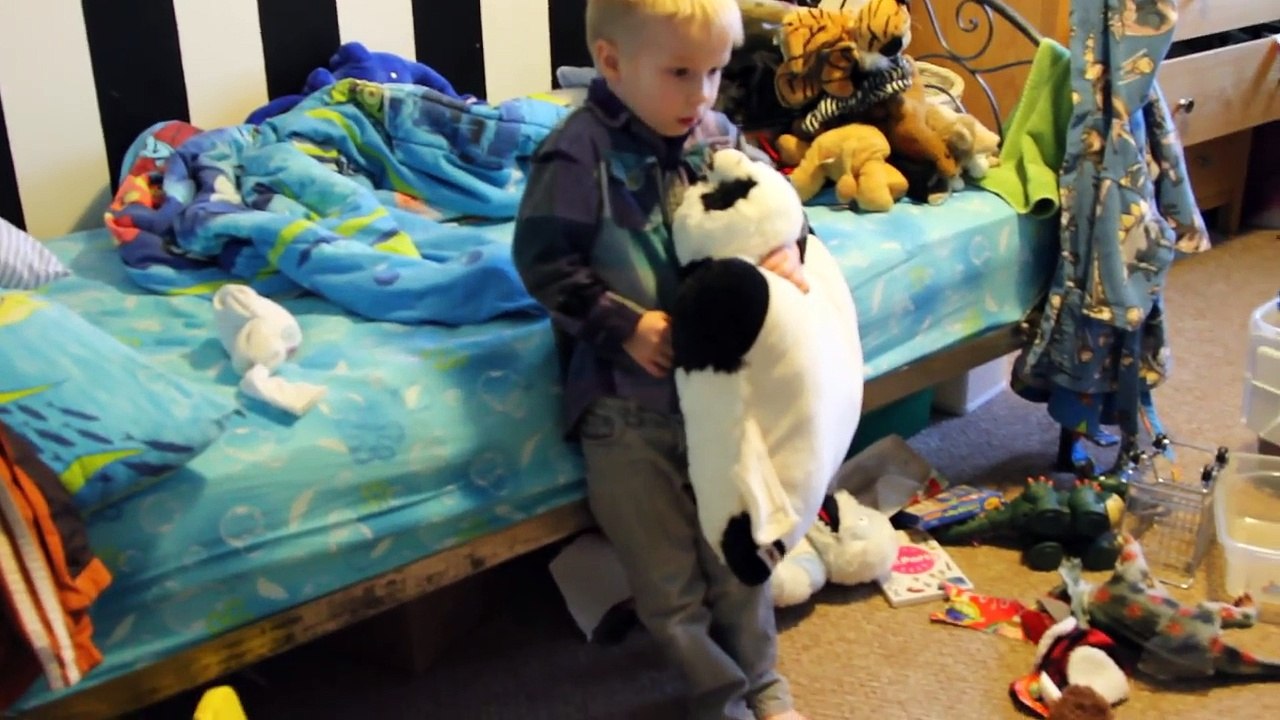 4year old caught opening Christmas present