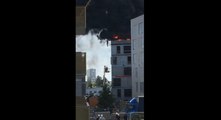 Un grutier sauve un ouvrier coincé en haut d'un immeuble en feu.