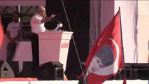 Una multitud aclama al líder opositor tras una larga marcha de Ankara a Estambul