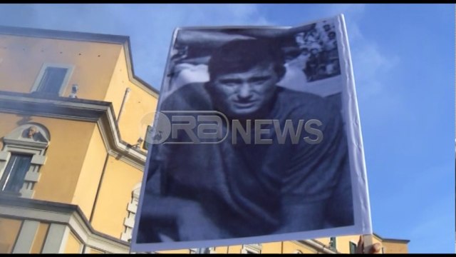 Ora News - Protesta e tifozëve, mbështetësit e Tiranës protestojë përpara bashkisë