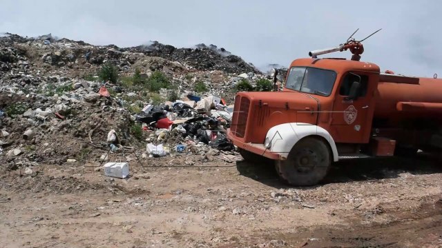 Filloi të fiket zjarri në dponinë e egër të Strugës