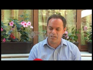 Ora News - Crawford: Fushatë popullore, kandidatët të varur nga kryetari. Pa platformë