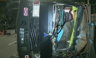 Truk Terguling Saat Menghindari Tabrakan