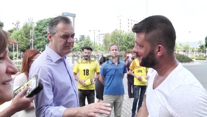 Report TV - Elbasan, Blushi përshkon në këmbë rrugët e qytetit, takim me qytetarët