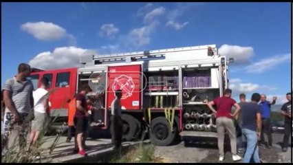Ora News - Fushë-Prezë - Varreza e makinave përfshihet nga flakët