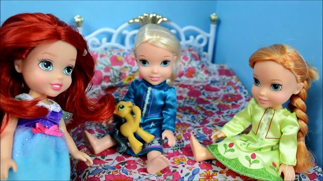 CAFETERIA at SCHOOL ! Elsa & Anna toddlers - One gets Sick - BULLY - Lunch - Fast Food - H