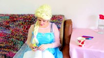 Y bebida congelado divertido en en vida veneno hombre araña superhéroe Elsa vs malecifent real