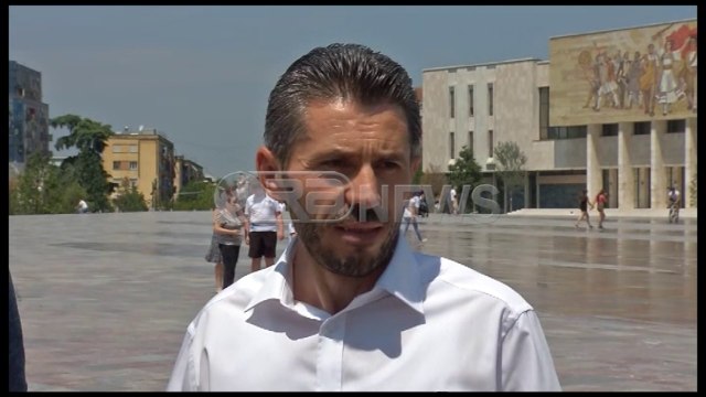 Ora News - Nesër Bajrami, falja e Namazit në sheshin Skënderbej