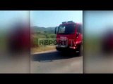 Report TV - Patos, zjarr në zonën Ofiçine, në rrezik 2 shtëpi, afër edhe puse nafte