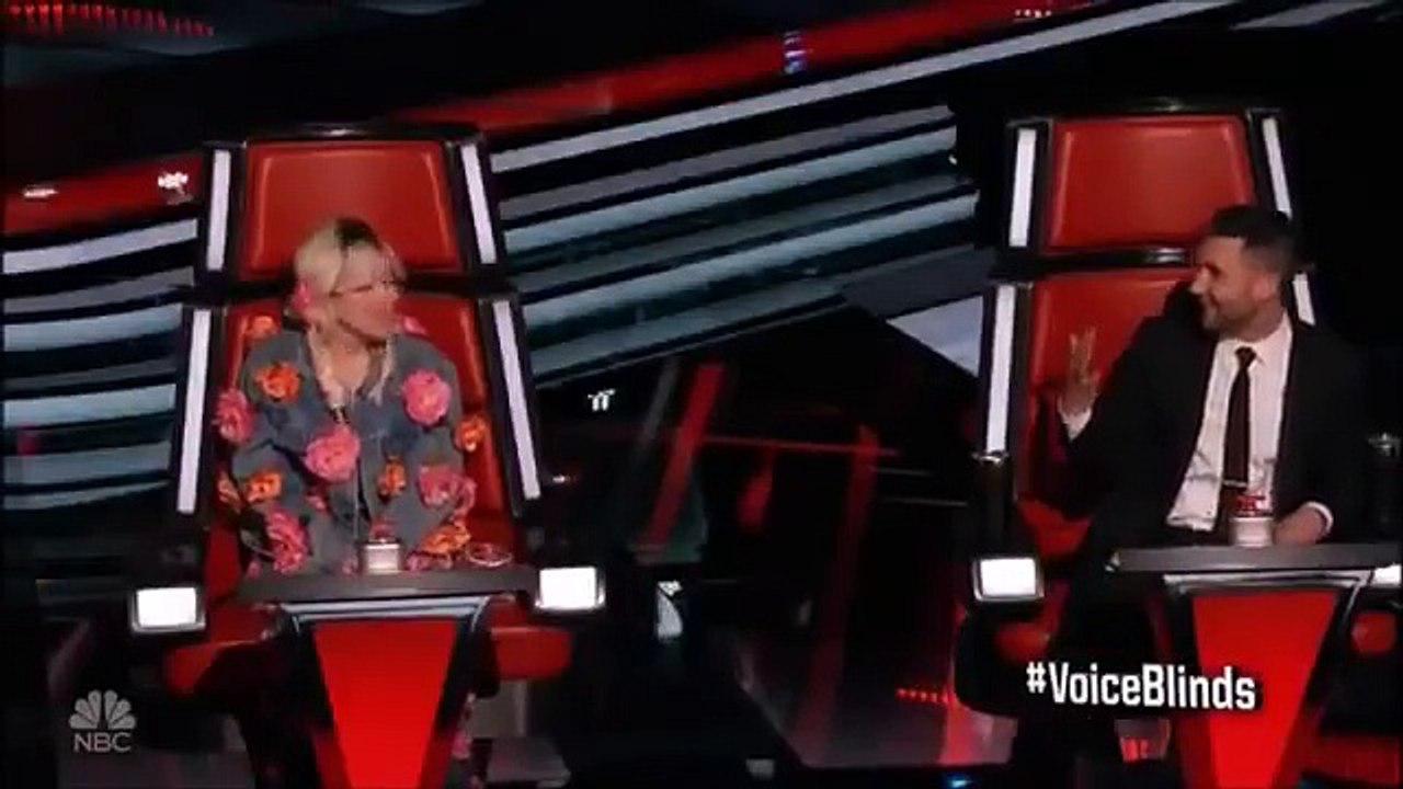 Miley Cyrus & Adam Levine singing Honey Bee by Blake Shelton on The Voice