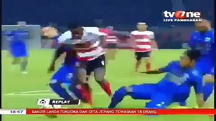 Yang disikut Dedi K yang dapat penalti malah Madura. Wasit tidak adil !!!!