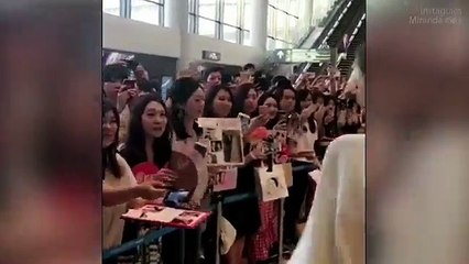 Miranda Kerr receives warm welcome from fans in Japan