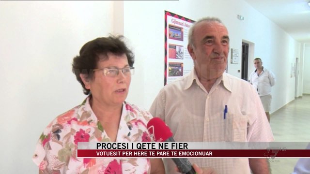 Fier, votuesit për herë të parë të emocionuar - News, Lajme - Vizion Plus