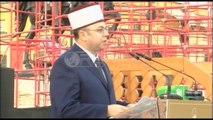 Fiter Bajrami - Qindra besimtarë myslimanë falën Namazin në sheshin “Skënderbej”