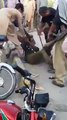 فیصل آباد میں ہیلمٹ نہ پہننے پر پولیس نے آدمی کا پانچ سو روہے