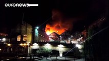 Un incendio arrasa un edificio en el mercado londinense de Camden Lock