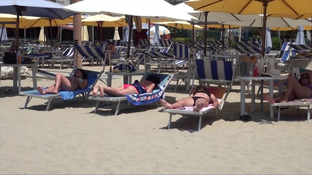 QYTETARET DYNDEN NE PLAZHE NE DITEN E ZGJEDHJEVE, POPULLOHET BREGDETI I VLORES E DURRESIT LAJM